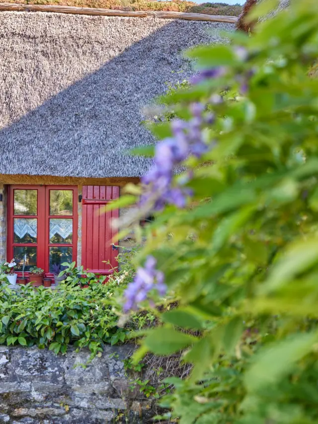 Reetdachhaus im Dorf Kerhinet in Brière