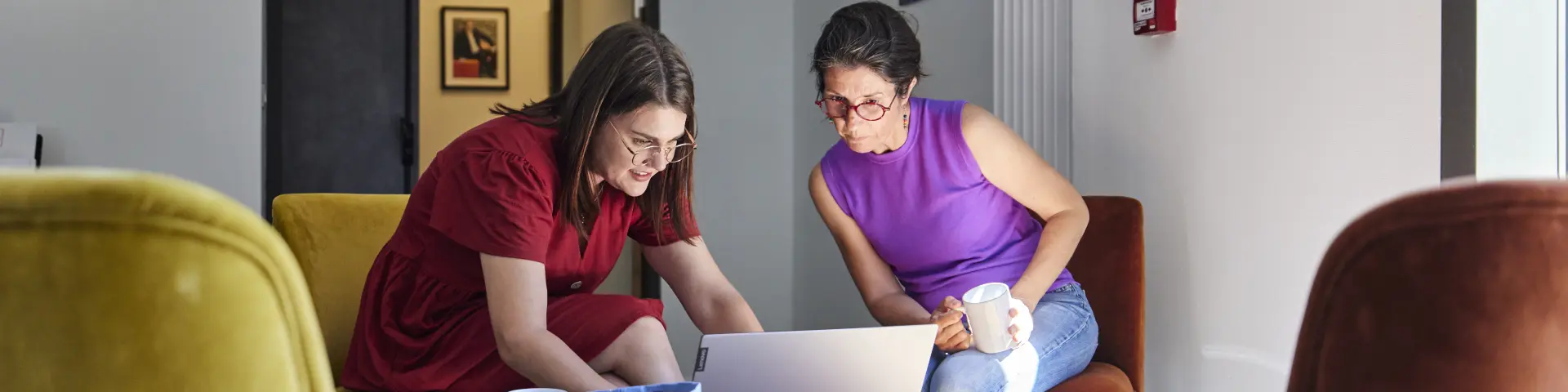 collègues qui échangent devant un ordinateur