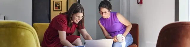 collègues qui échangent devant un ordinateur