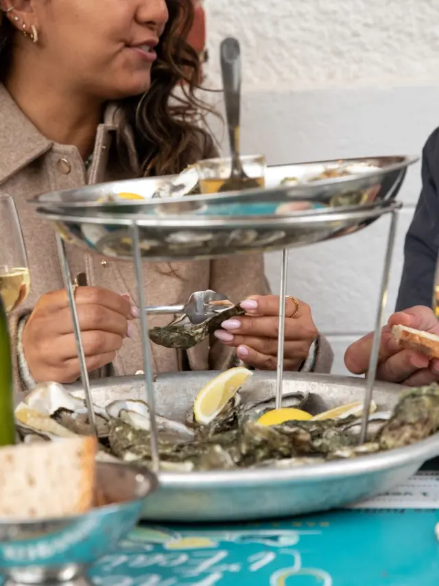 Couple qui mange des huîtres dans un bar à huîtres