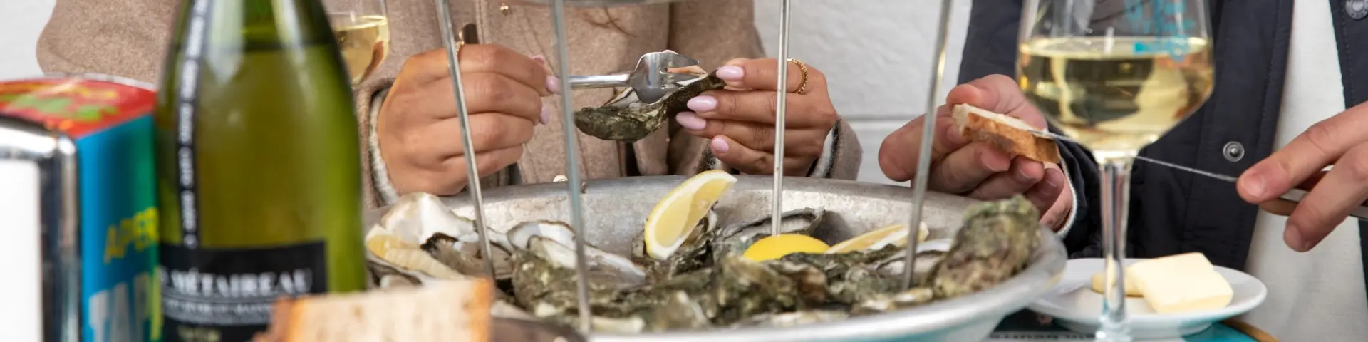 Couple qui mange des huîtres dans un bar à huîtres