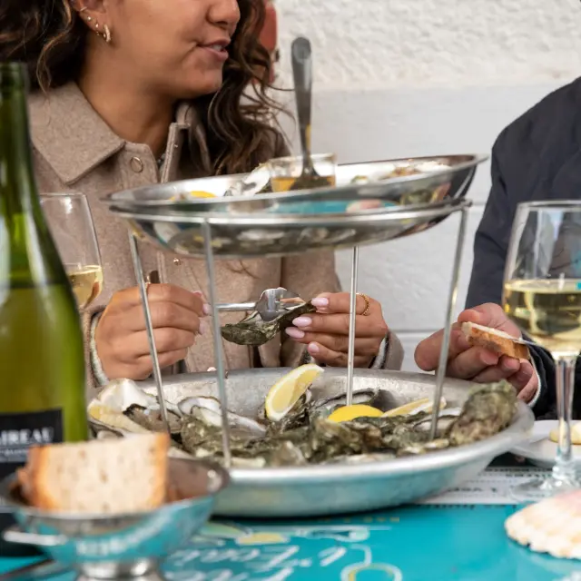 Couple qui mange des huîtres dans un bar à huîtres