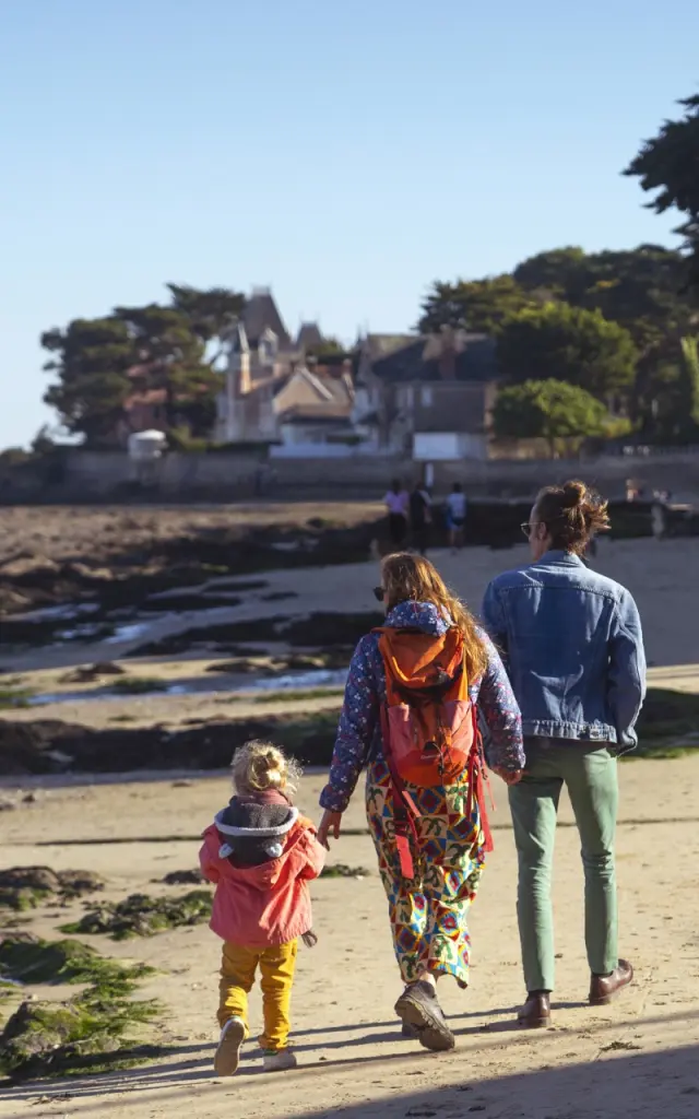 Famille qui se promène sur la côte sauvage au Pouliguen