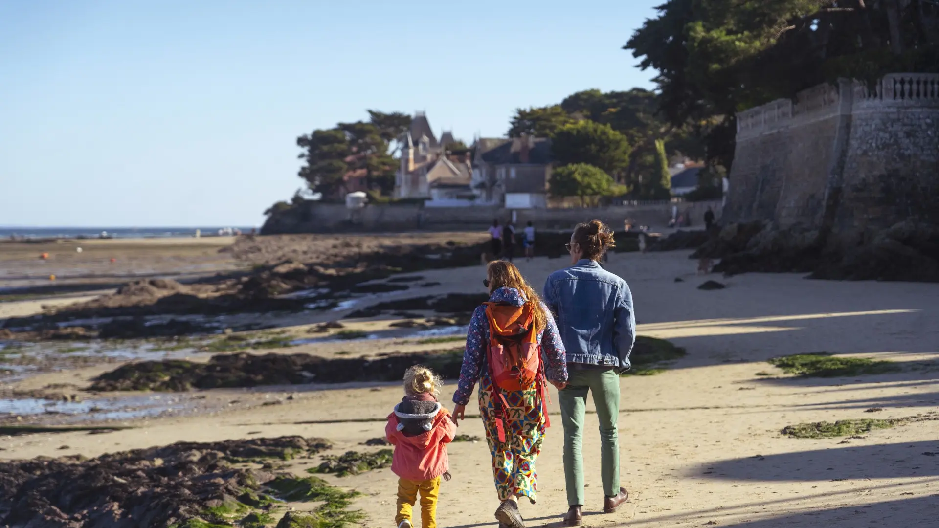Famille qui se promène sur la côte sauvage au Pouliguen