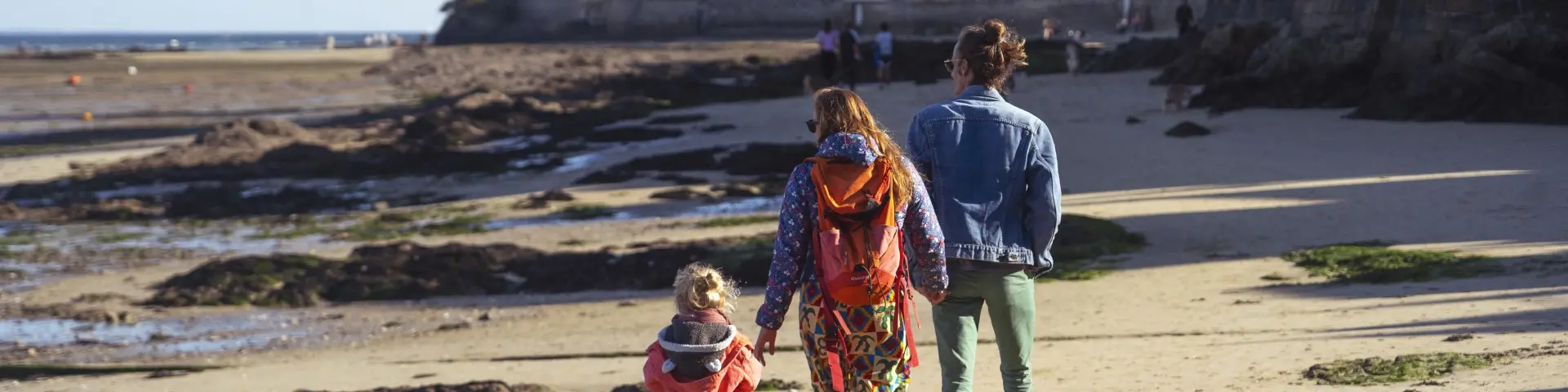 Famille qui se promène sur la côte sauvage au Pouliguen