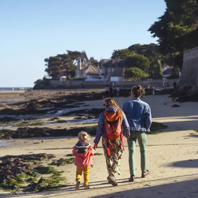 Famille qui se promène sur la côte sauvage au Pouliguen