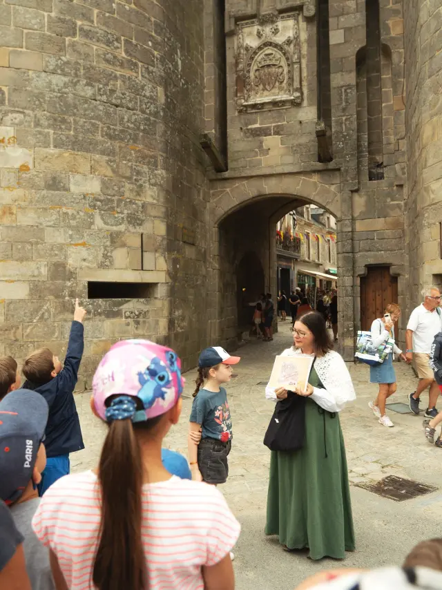 Visite guidée suivie par des familles à Guérande