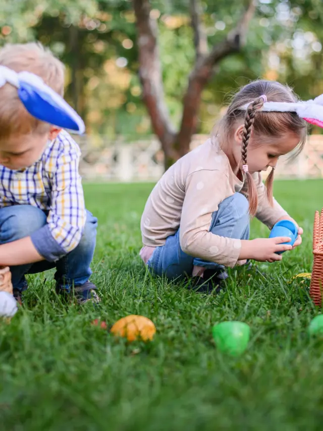 Enfants qui ramassent des œufs de Pâques dans l'herbe