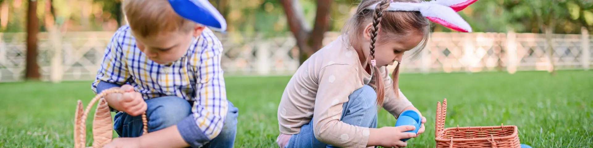 Enfants qui ramassent des œufs de Pâques dans l'herbe