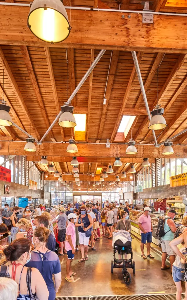 Intérieur des halles du marché de Piriac-sur-Mer