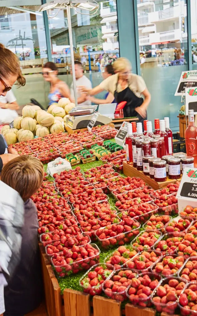 Vendeur de fraises sur le marché de La Baule
