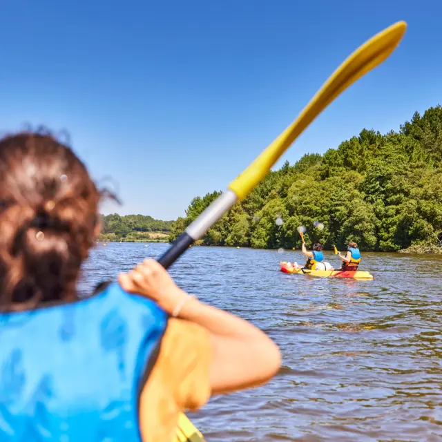 Jeunes femmes sur des kayaks