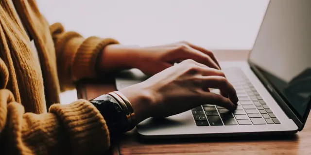 Personne écrivant saisissant du texte sur un ordinateur