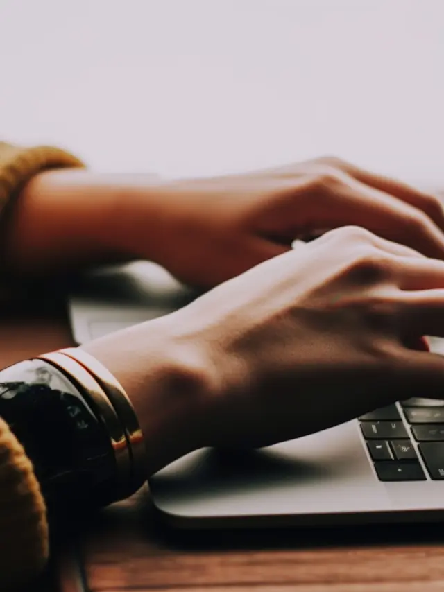 Personne écrivant saisissant du texte sur un ordinateur