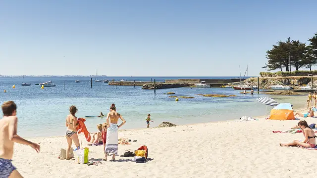 Vacanciers sur la plage de Lérat à Piriac-sur-Mer