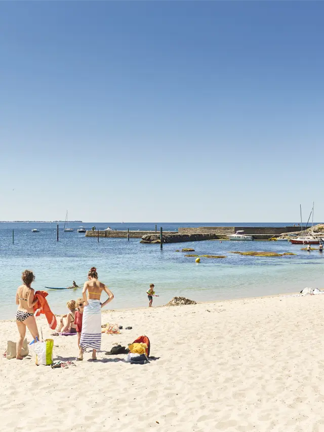 Vacanciers sur la plage de Lérat à Piriac-sur-Mer