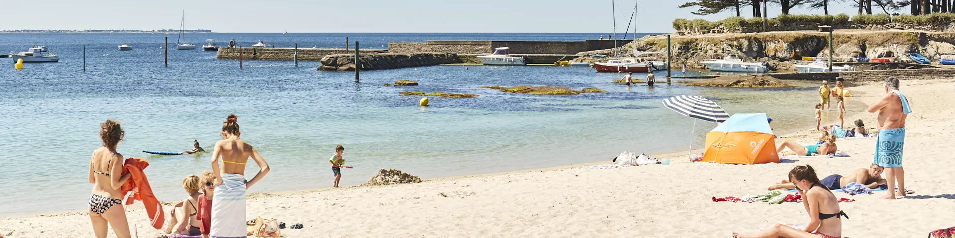 Vacanciers sur la plage de Lérat à Piriac-sur-Mer