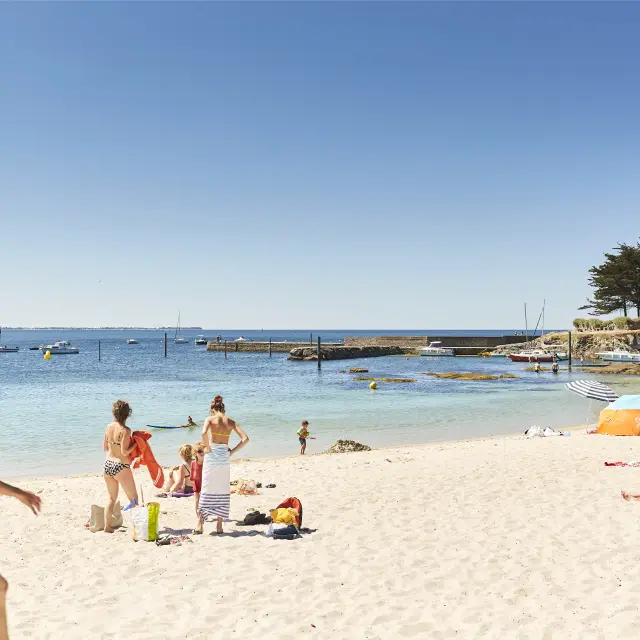 Vacanciers sur la plage de Lérat à Piriac-sur-Mer