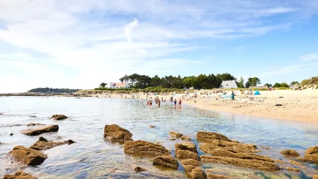 Vacanciers qui profitent de la plage Belmont à La Turballe