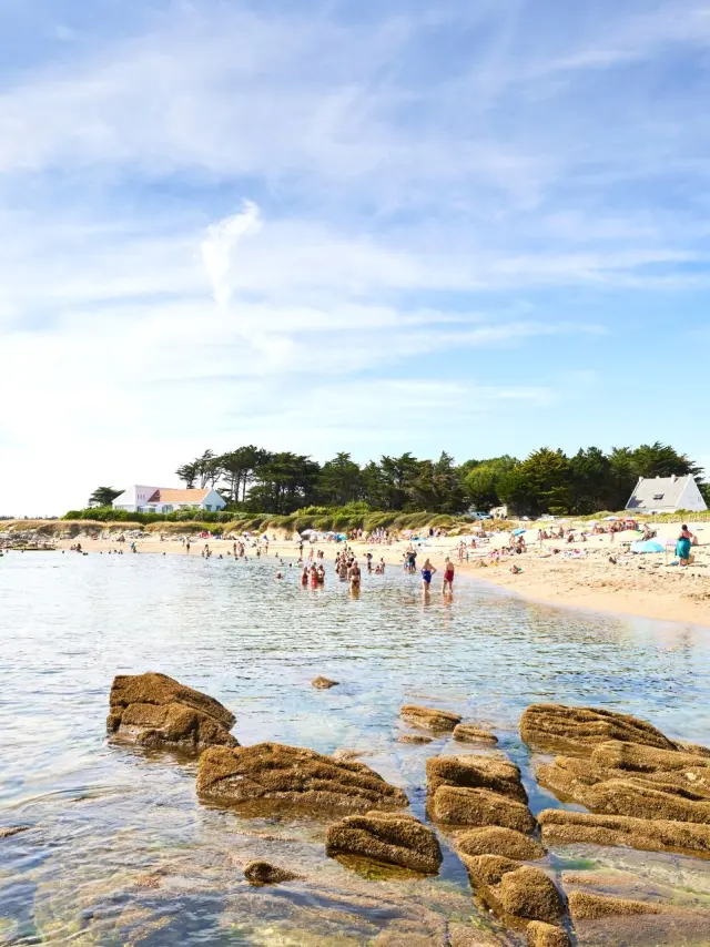 Vacanciers qui profitent de la plage Belmont à La Turballe