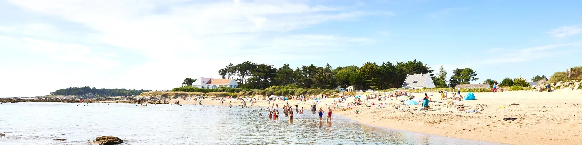 Vacanciers qui profitent de la plage Belmont à La Turballe