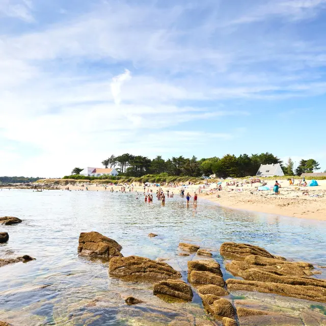 Vacanciers qui profitent de la plage Belmont à La Turballe