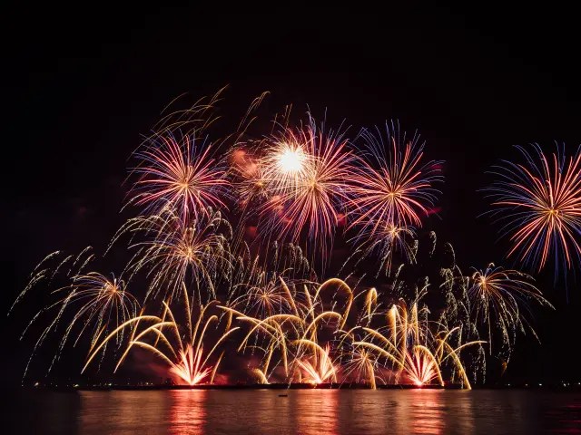 Feu d'artifice sur la mer