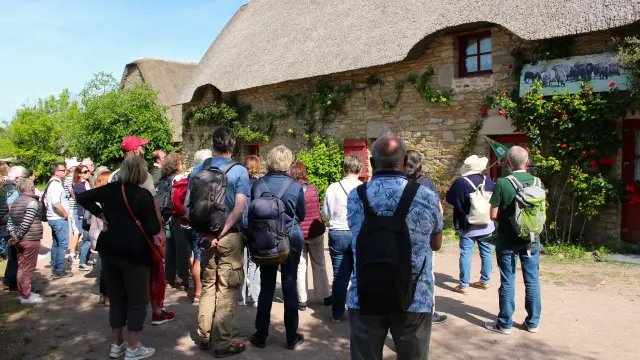 Groupe d'adultes qui assistent à une visite guidée de Kerhinet