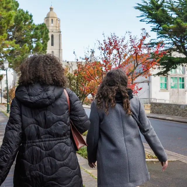 2 femme de dos qui marchent vers le cocher de Batz-sur-Mer