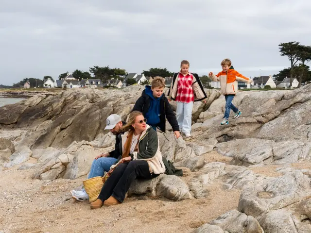 Famille sur les rochers d'une plage de Batz-sur-Mer