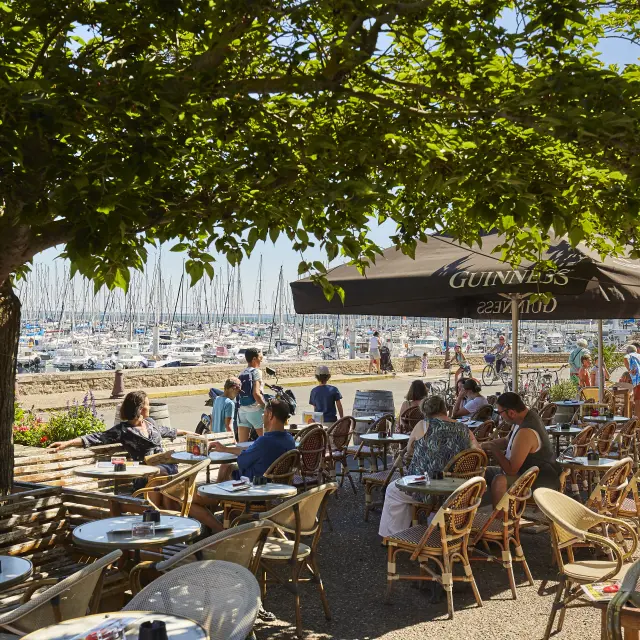 Café avec vue sur le port de Piriac-sur-Mer
