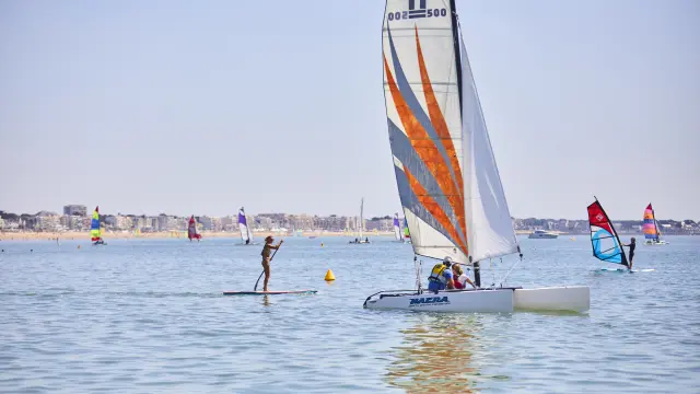 Un catamaran et un paddle au large de La Baule