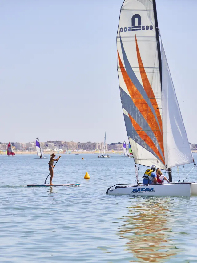 Un catamaran et un paddle au large de La Baule