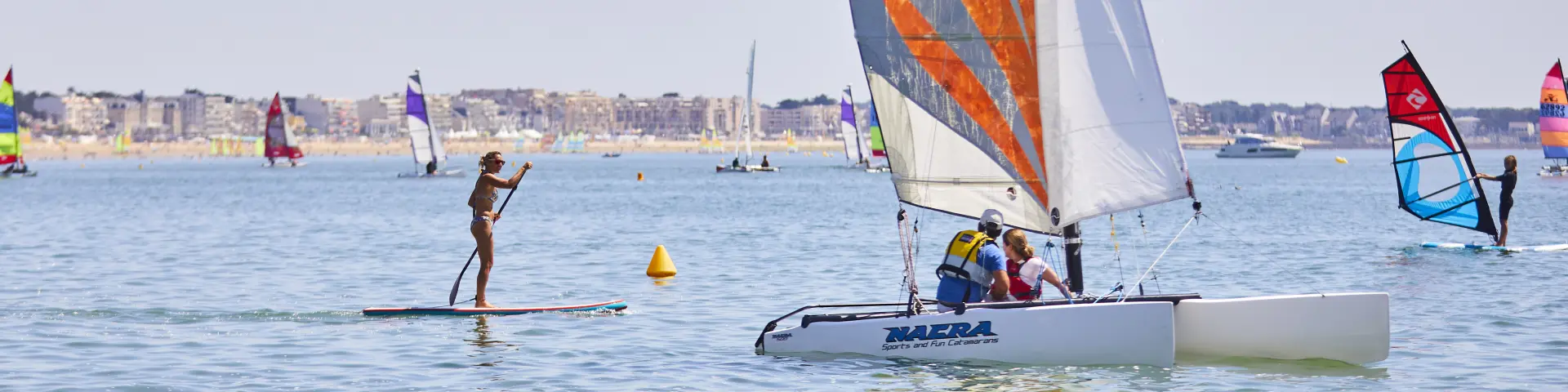 Un catamaran et un paddle au large de La Baule