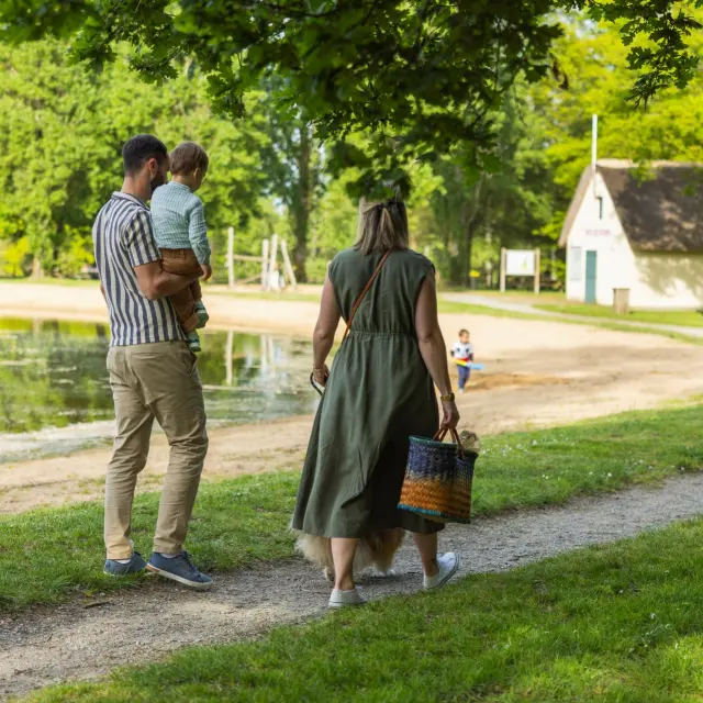 Famille qui se promène à la base de loisirs de Saint-Lyphard