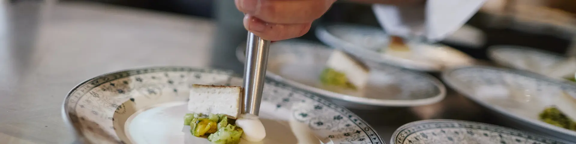 Chef qui fait une emulsion dans une belle assiette dans le cadre de l'événement Saveurs d'octobre