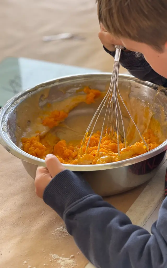 Enfant qui fait de la cuisine aux Jardins de Keranger à Herbignac