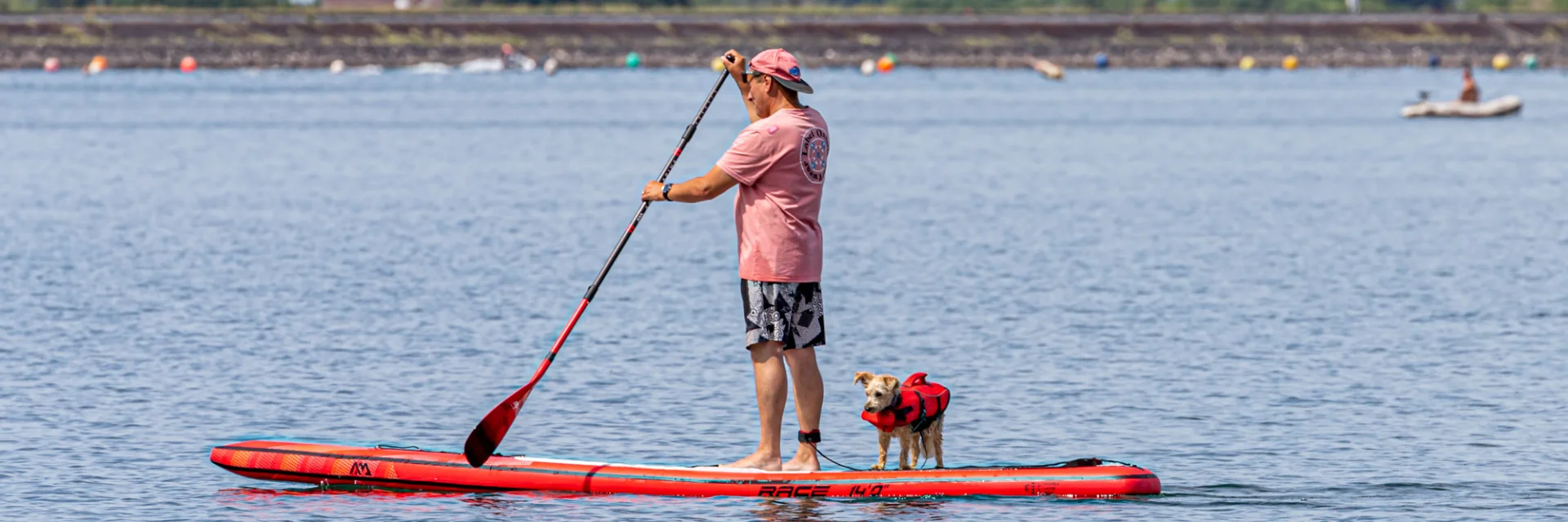 Reme en el lago con su perro