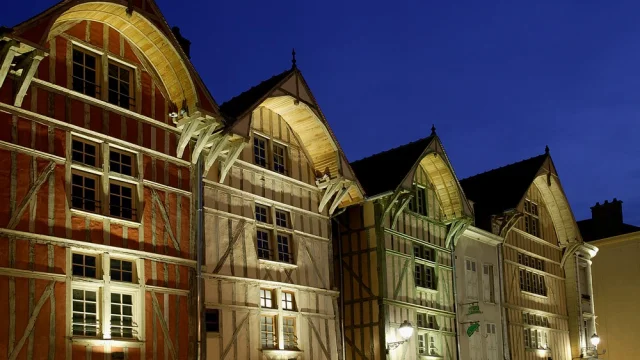 Troyes pan de bois rue E Zola magasin Burton