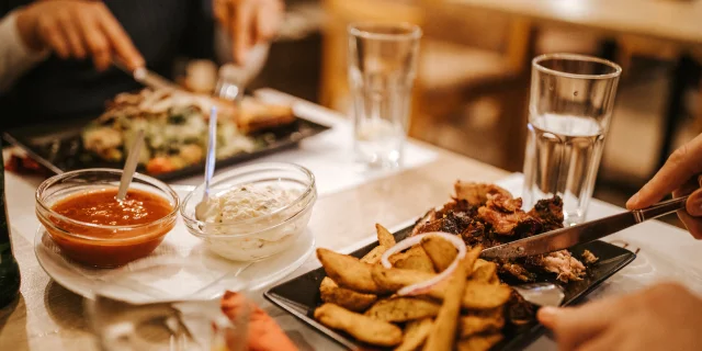 Amis au restaurant