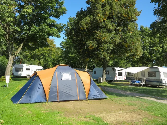 Camping avec tente et caravanes