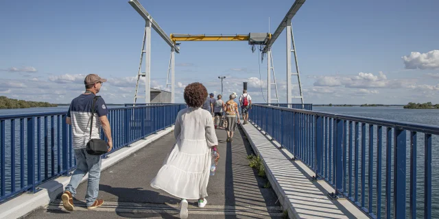 Deux personnes marchent sur une jetée dans le cadre d'une visite technique au Lac du Der