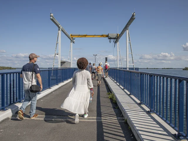 Deux personnes marchent sur une jetée dans le cadre d'une visite technique au Lac du Der