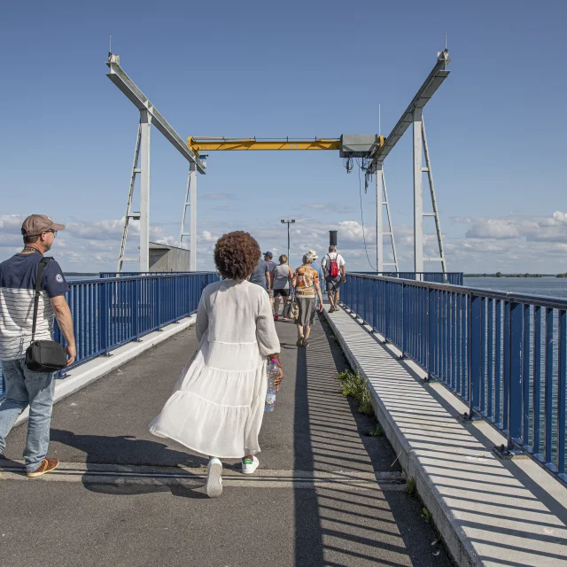 Deux personnes marchent sur une jetée dans le cadre d'une visite technique au Lac du Der