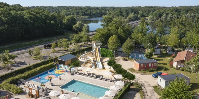 Vue aérienne du camping Yelloh! Village en Champagne. Vue sur piscine et cottages