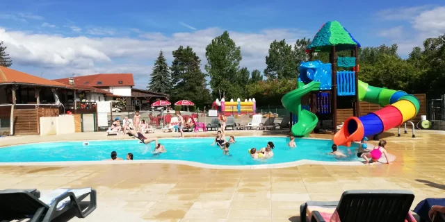 Personnes dans la piscine du Camping du Clos Vieux du Moulin à Chatillon-sur-Broué