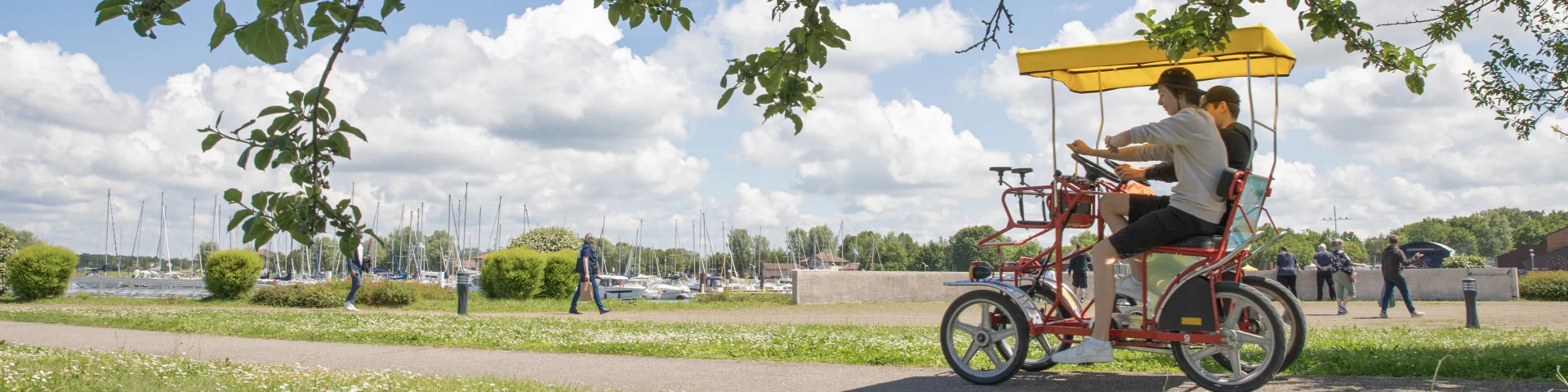 Personne jeunes faisant du vélo rosalie au Lac du Der