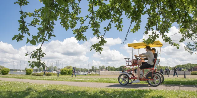 Personne jeunes faisant du vélo rosalie au Lac du Der