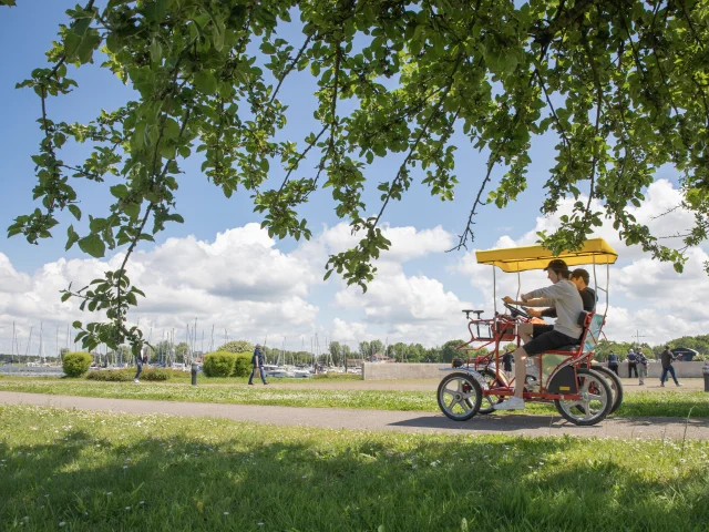 Personne jeunes faisant du vélo rosalie au Lac du Der