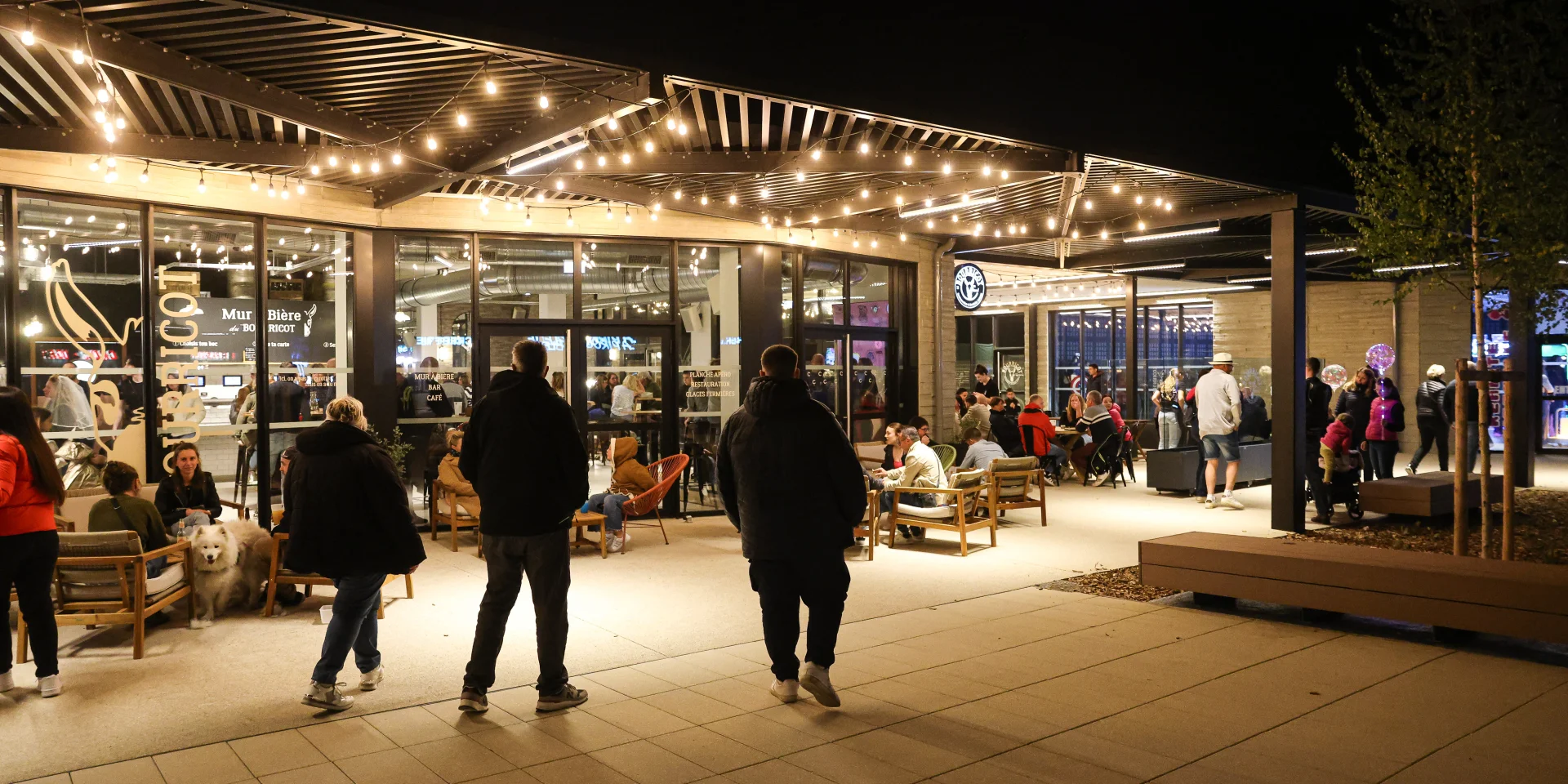 Vue sur une place commerciale au Lac du Der de nuit